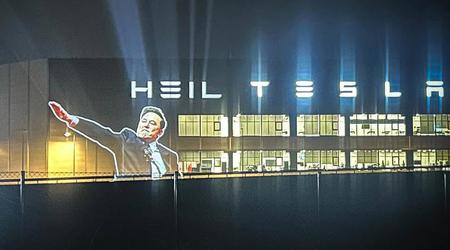 Musks nazisthälsning visades med en projektor på fasaden till Gigafactory Berlin-Brandenburg-fabriken